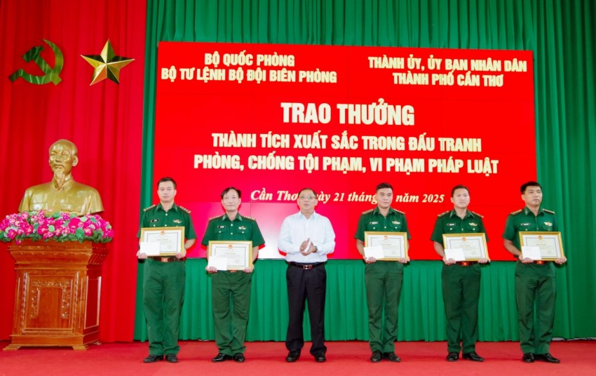 Trao thưởng thành tích xuất sắc trong đấu tranh phòng, chống tội phạm, vi phạm pháp luật