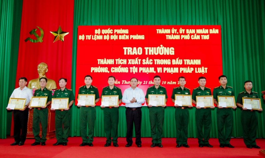 Trao thưởng thành tích xuất sắc trong đấu tranh phòng, chống tội phạm, vi phạm pháp luật