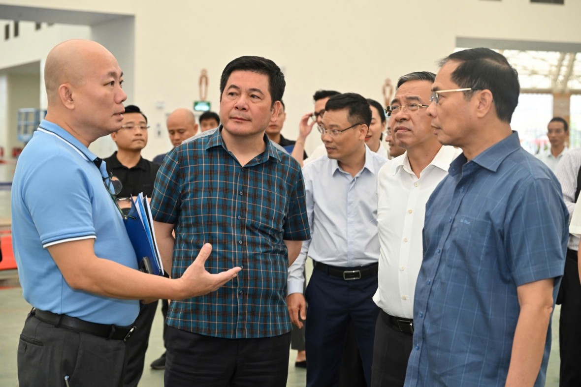 Các đơn vị được giao nhiệm vụ thi công Hội chợ Mùa Thu 2025 báo cáo tiến độ với Phó Thủ tướng Chính phủ Bùi Thanh Sơn và Bộ trưởng Nguyễn Hồng Diên cùng các thành viên trong Ban chỉ đạo Hội chợ Mùa Thu 2025.