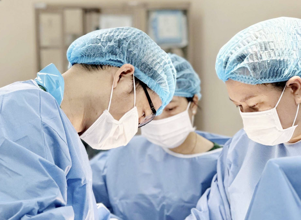 Bóc tách thành công 20 cục u xơ lớn nhỏ cho bệnh nhân nữ U50