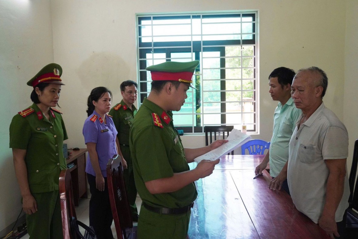 Cơ quan Cảnh sát điều tra Công an tỉnh thi hành quyết định khởi tố bị can Phan Văn Phòng ( đối tượng mang áo phông trắng). (Ảnh: Công an tỉnh Phú Thọ) Cơ quan Cảnh sát điều tra Công an tỉnh thi hành quyết định khởi tố bị can Phan Văn Phòng ( đối tượng mang áo phông trắng). (Ảnh: Công an tỉnh Phú Thọ)