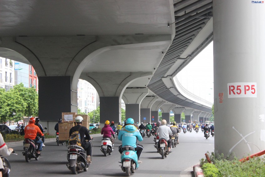 Cạn cảnh hàng loạt trụ cầu vượt Vành đai 2 được bao bọc bởi hàng trăm màn hình LED