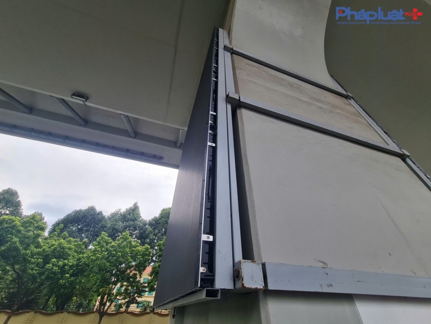 Cận cảnh hàng loạt trụ cầu vượt Vành đai 2 được bao bọc bởi hàng trăm màn hình LED