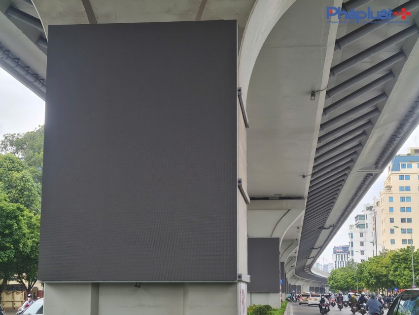 Cận cảnh hàng loạt trụ cầu vượt Vành đai 2 được bao bọc bởi hàng trăm màn hình LED