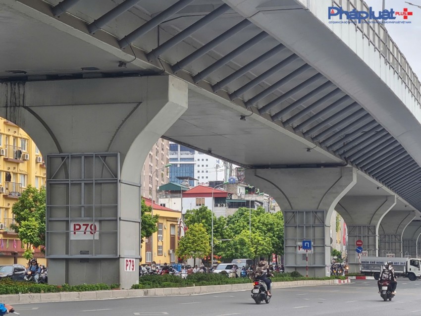 Cận cảnh hàng loạt trụ cầu vượt Vành đai 2 được bao bọc bởi hàng trăm màn hình LED