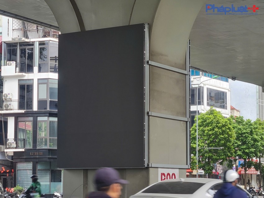 Cận cảnh hàng loạt trụ cầu vượt Vành đai 2 được bao bọc bởi hàng trăm màn hình LED