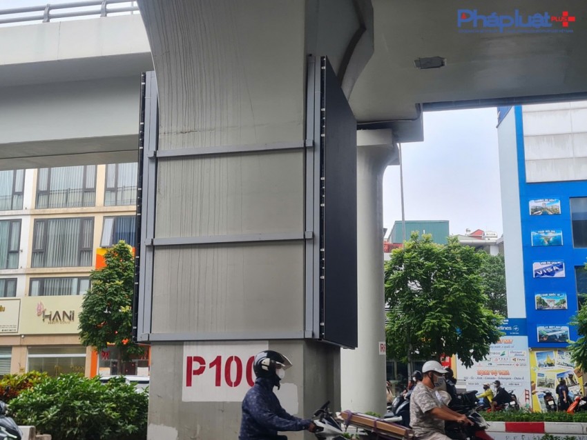 Cận cảnh hàng loạt trụ cầu vượt Vành đai 2 được bao bọc bởi hàng trăm màn hình LED