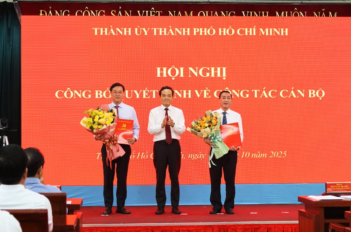 Bí thư Thành ủy Trần Lưu Quang trao Quyết định và tặng hoa chúc mừng Phó Bí thư Thường trực Lê Quốc Phong và tân Trưởng Ban Tổ chức Thành ủy Phạm Thành Kiên