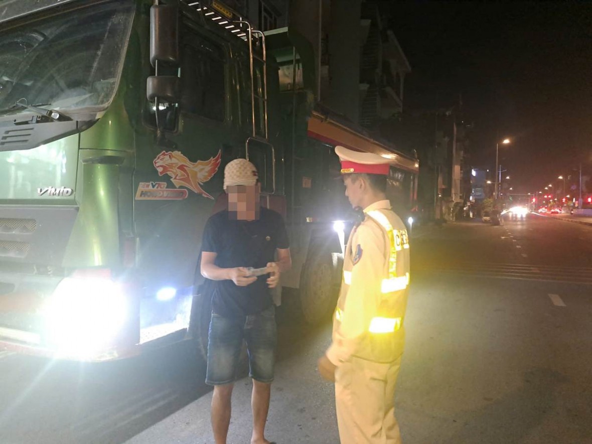 Ngoài các vi phạm về vận tải hàng hóa, CSGT kiểm tra xử lý các vi phạm như lắp thêm đèn, còi sai quy định.