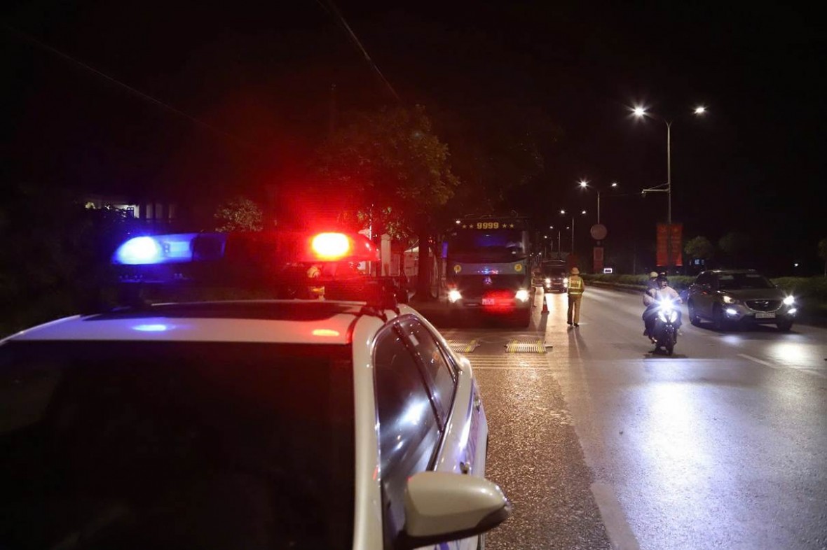 Đội CSGT đường bộ số 9 kiểm tra phương tiện chở vật liệu xây dựng trên QL32.