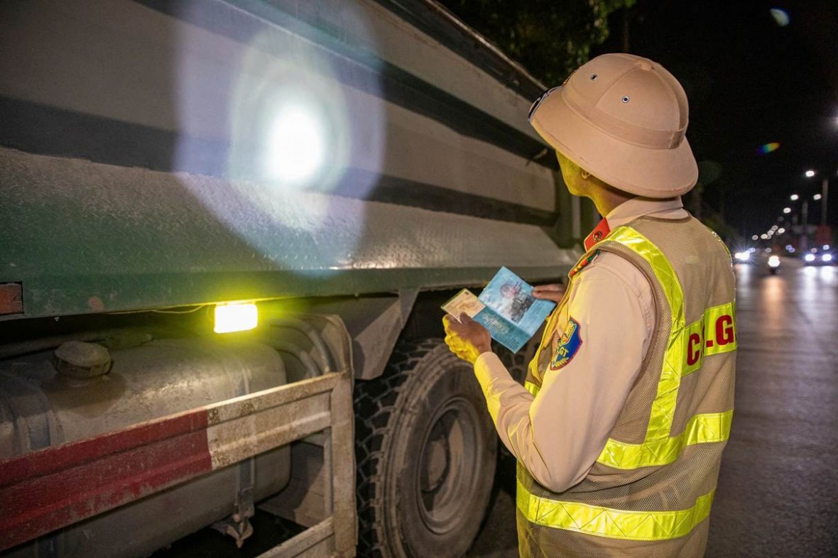 CSGT trập trung kiểm soát về tải trọng, kích thước thùng thành và một số hành vi liên quan đến điều kiện an toàn của phương tiện.