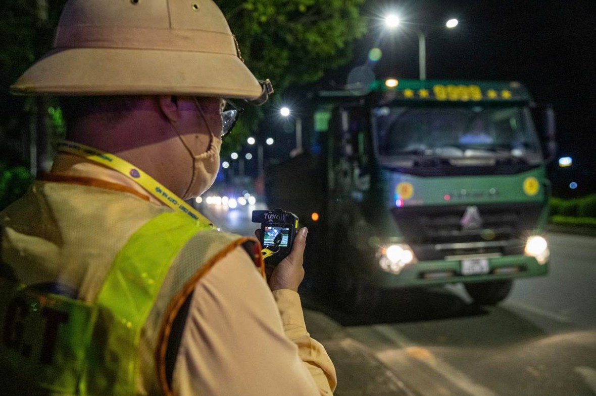 CSGT Hà Nội đồng loạt kiểm soát vi phạm liên quan đến vận tải hàng hóa tối 21/10. (Ảnh: Công an TP Hà Nội)