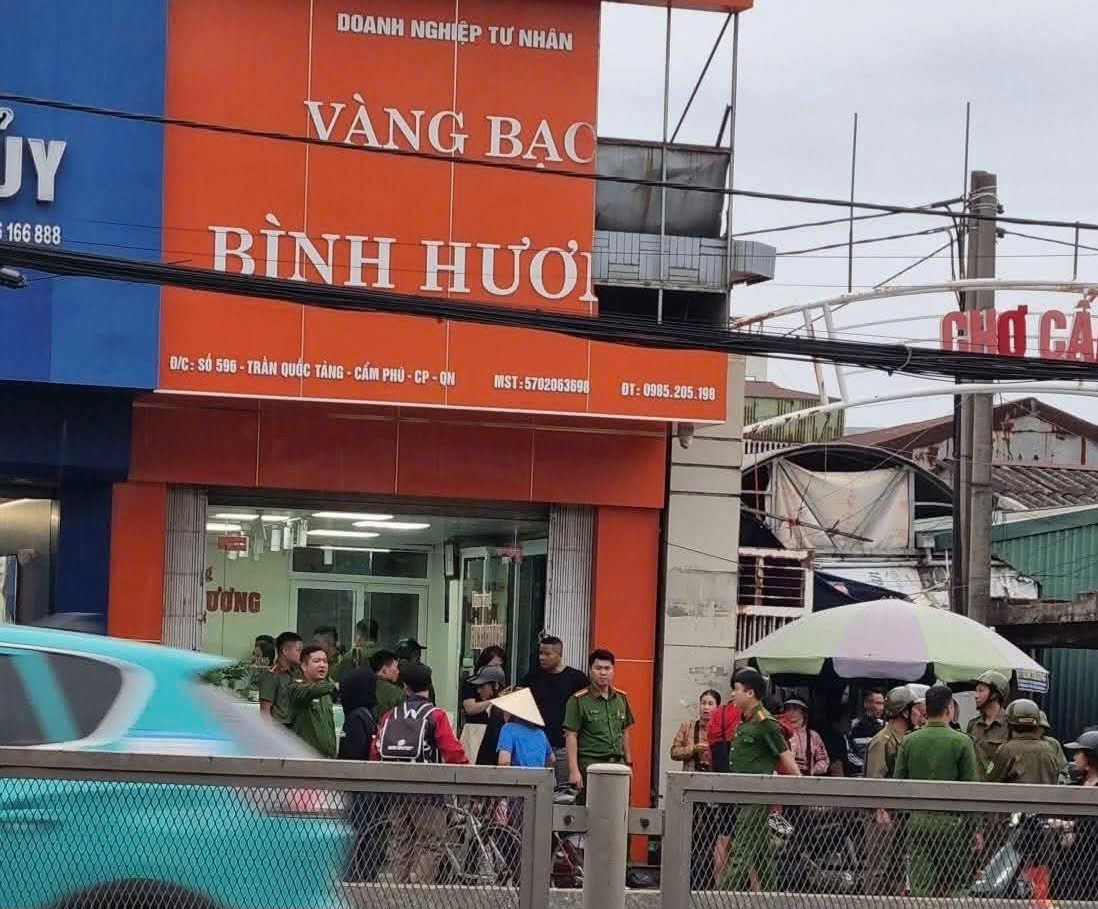 Nghi phạm cướp giật nhẫn vàng ở Cửa Ông ra đầu thú sau vài giờ gây án Nghi phạm cướp giật nhẫn vàng ở Cửa Ông ra đầu thú sau vài giờ gây án