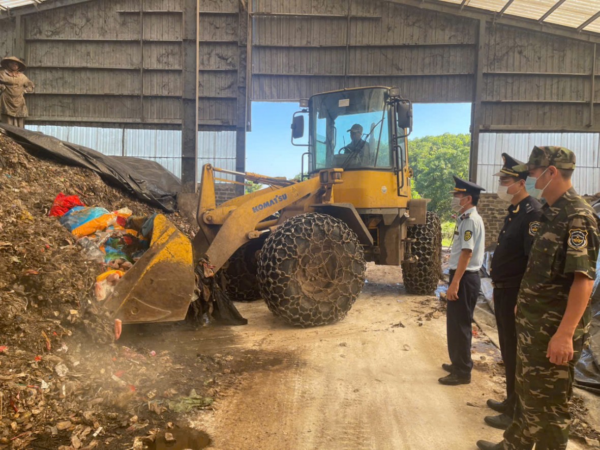 Tiêu hủy 300 kg chân lợn thối ở Quảng Ninh