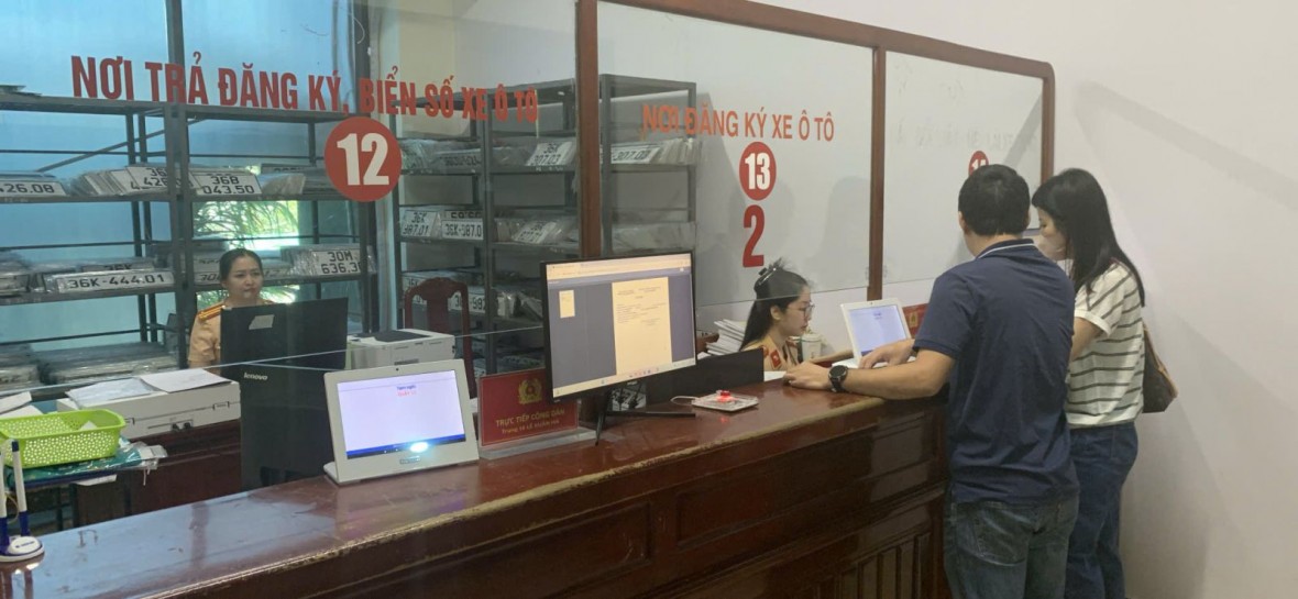  Công an tỉnh tăng cường tuyên truyền, hướng dẫn người dân chủ động kiểm tra, đối chiếu, bổ sung thông tin cá nhân, khuyến khích chuyển đổi giấy phép lái xe mô tô bằng giấy sang mẫu vật liệu PET. 