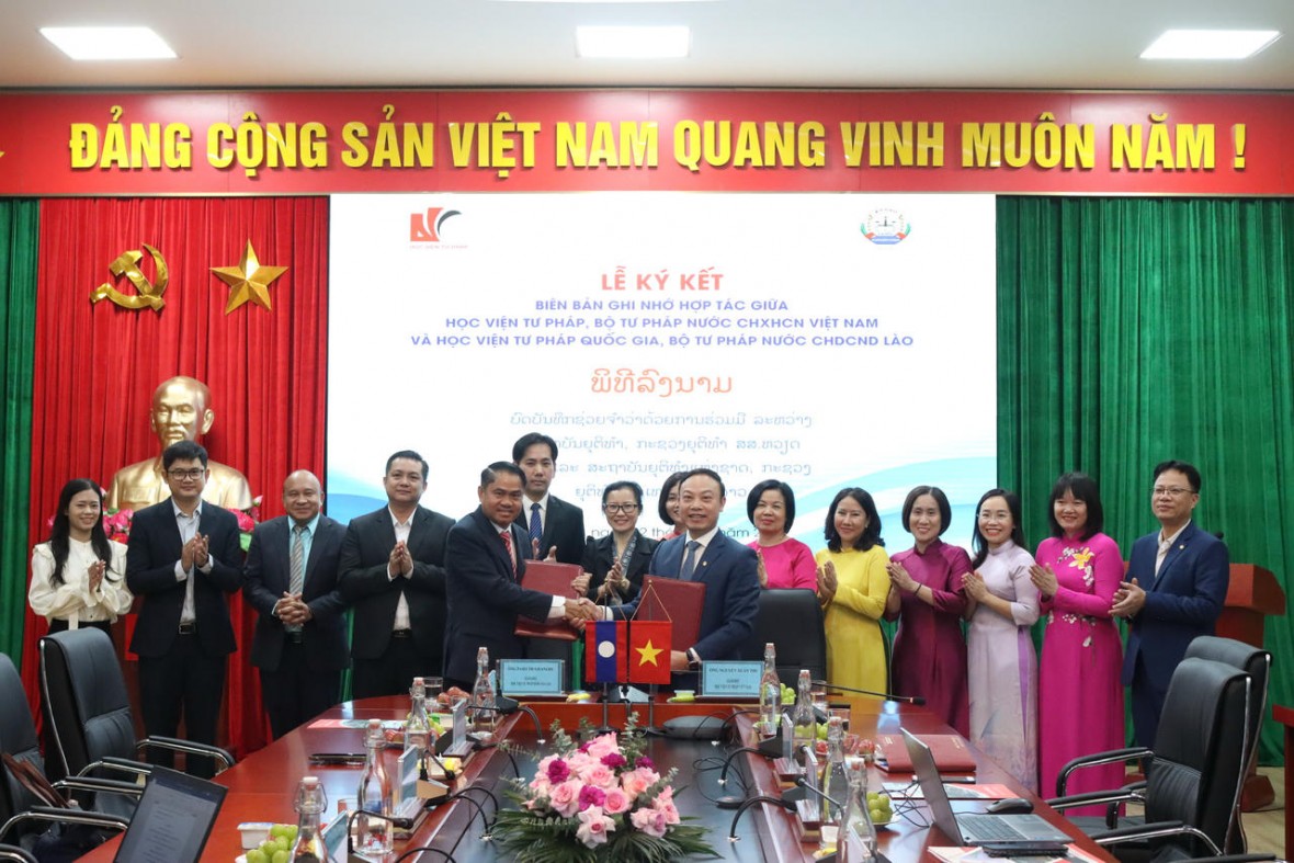 Giám đốc Học viện Tư pháp Việt Nam và Giám đốc Học viện Tư pháp Lào trao Bản ghi nhớ hợp tác.
