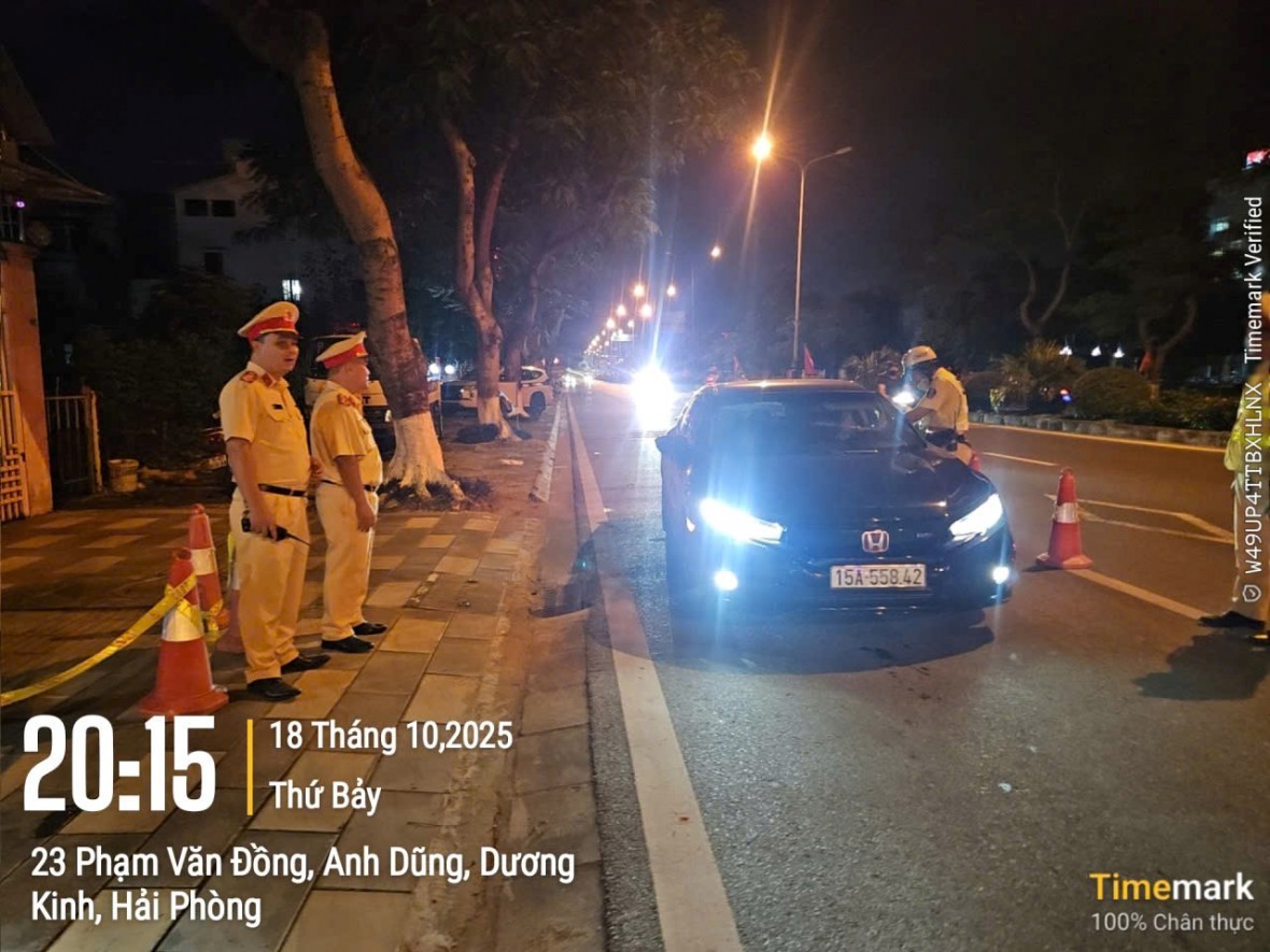 Cảnh sát giao thông kiểm tra nồng độ cồn các trường hợp tham gia giao thông tuyến đường Phạm Văn Đồng