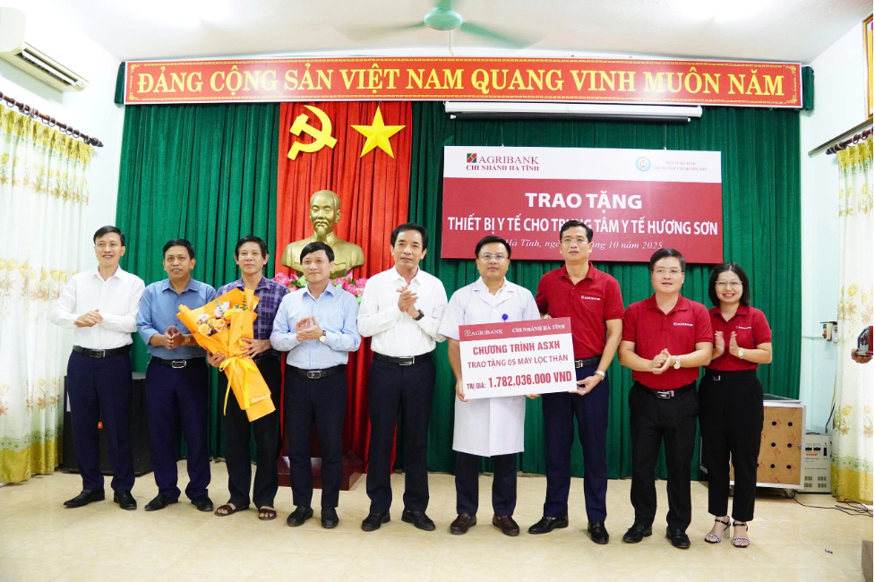 Ông Trần Văn Tài – Phó Giám đốc Agribank Chi nhánh Hà Tĩnh trao tặng 05 máy lọc thận trị giá hơn 1 tỷ 782 triệu đồng