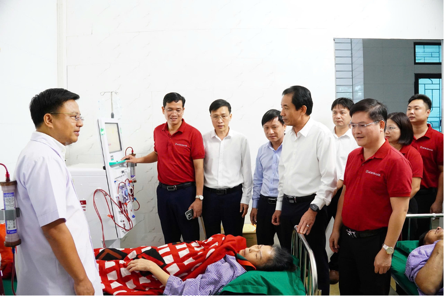 Ông Lê Nhật Thành, UV BCH ĐU xã Hương Sơn, BT ĐU, Giám đốc Trung tâm y tế Hương Sơn giới thiệu về chức năng và tiện ích của máy lọc thận do Agribank tài trợ