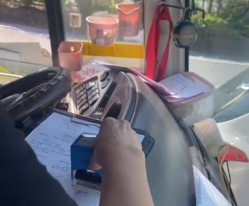 Hình ảnh nhân viên được cho là của nhóm ông Chinh, ông Chung đóng dấu và lệnh xuất bến ngay trên xe tuyến cố định. Hình ảnh nhân viên được cho là của nhóm ông Chinh, ông Chung đóng dấu và lệnh xuất bến ngay trên xe tuyến cố định.