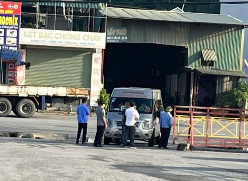 Hình ảnh được cho là nhóm người của Ông Bùi Đức Chung chặn xe ko cho xe vào bến đóng lệnh, yêu cầu xe đóng dấu xuất bến ngoài cổng. Hình ảnh được cho là nhóm người của Ông Bùi Đức Chung chặn xe ko cho xe vào bến đóng lệnh, yêu cầu xe đóng dấu xuất bến ngoài cổng.