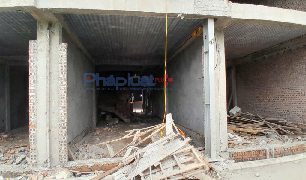 Lộ diện công trình vi phạm sau lớp tôn được dỡ bỏ tại phường Việt Hưng