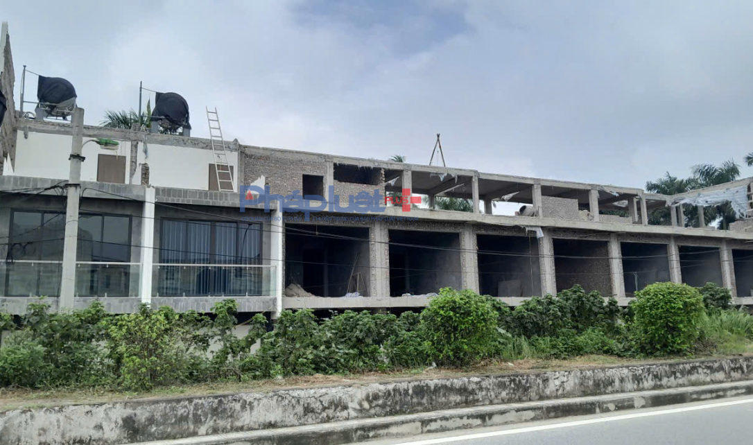 Lộ diện công trình vi phạm sau lớp tôn được dỡ bỏ tại phường Việt Hưng