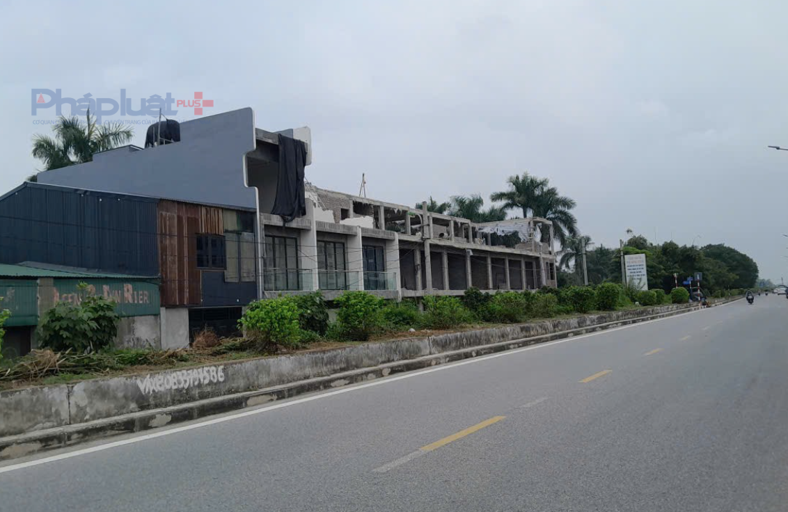 Lộ diện công trình vi phạm sau lớp tôn được dỡ bỏ tại phường Việt Hưng