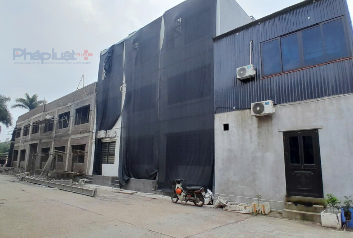 Lộ diện công trình vi phạm sau lớp tôn được dỡ bỏ tại phường Việt Hưng