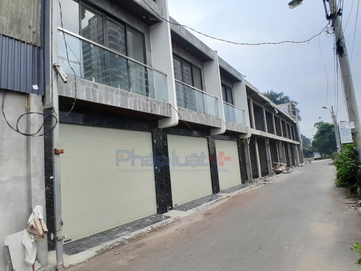 Lộ diện công trình vi phạm sau lớp tôn được dỡ bỏ tại phường Việt Hưng