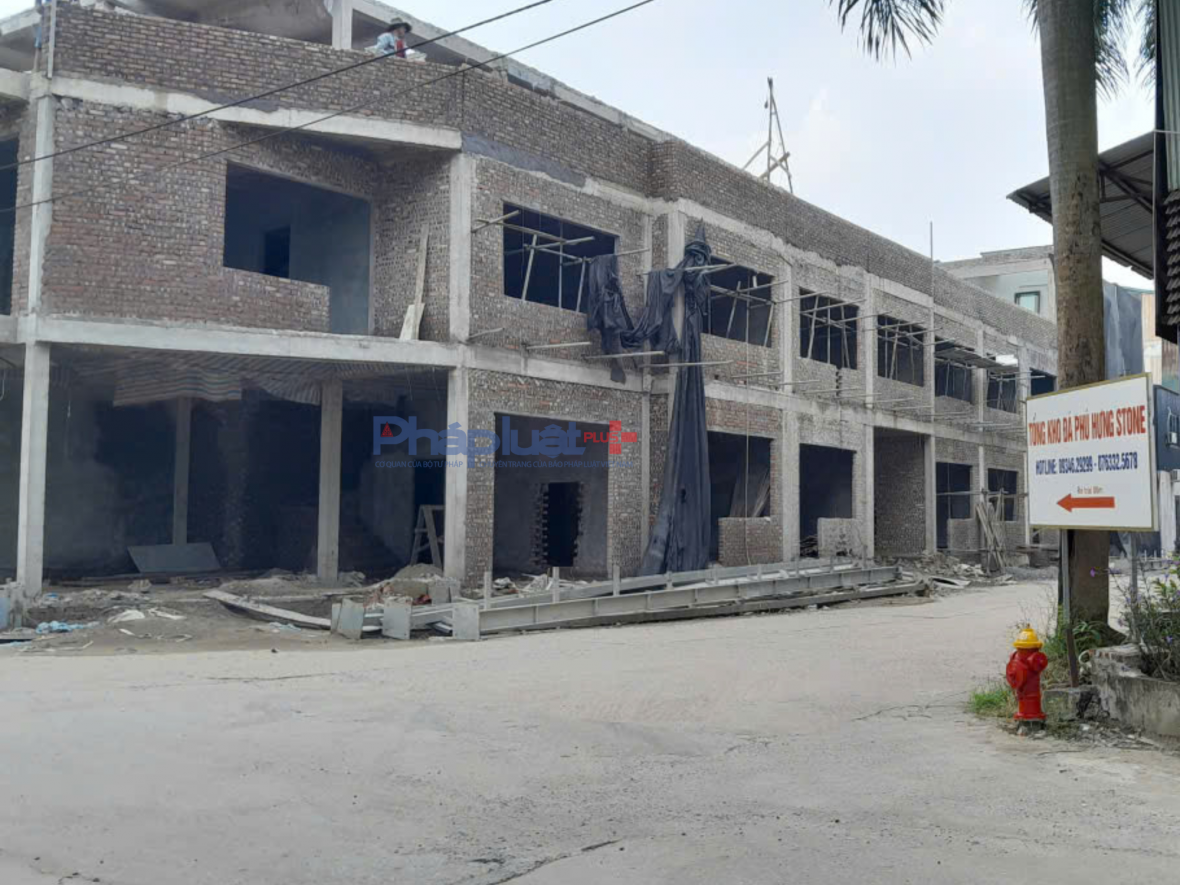 Lộ diện công trình vi phạm sau lớp tôn được dỡ bỏ tại phường Việt Hưng