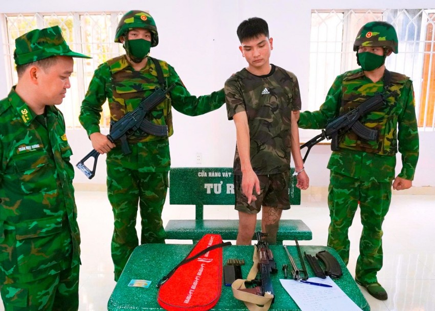 BĐBP tỉnh Tây Ninh bắt đối tượng mang theo vũ khí quân dụng xuất cảnh