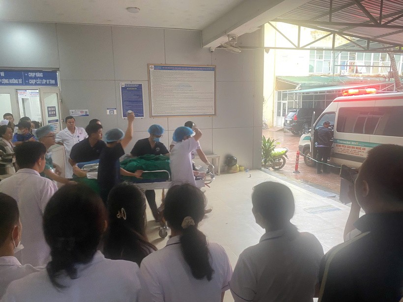 Một số nạn nhân bị thương nặng phải chuyển đi cấp cứu tại BV HNĐK Nghệ An.
