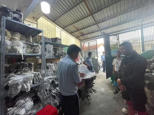 1.500 áo khoác không rõ nguồn gốc rao bán trên mạng xã hội bị bắt giữ 1.500 áo khoác không rõ nguồn gốc rao bán trên mạng xã hội bị bắt giữ