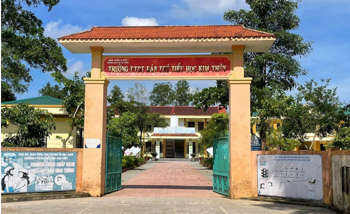 Vụ 40 học sinh bị ngộ độc: Hiệu phó bất ngờ xuất hiện trong phòng làm việc trong thời gian bị đình chỉ công tác