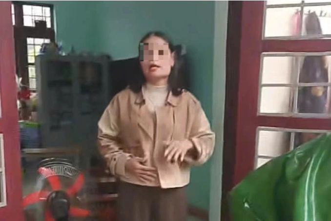 Vụ 40 học sinh bị ngộ độc: Hiệu phó bất ngờ xuất hiện trong phòng làm việc trong thời gian bị đình chỉ công tác