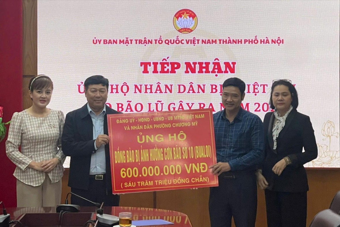 Phó Chủ tịch Ủy ban MTTQ Việt Nam thành phố Hà Nội Phạm Anh Tuấn tiếp nhận ủng hộ của phường Chương Mỹ.