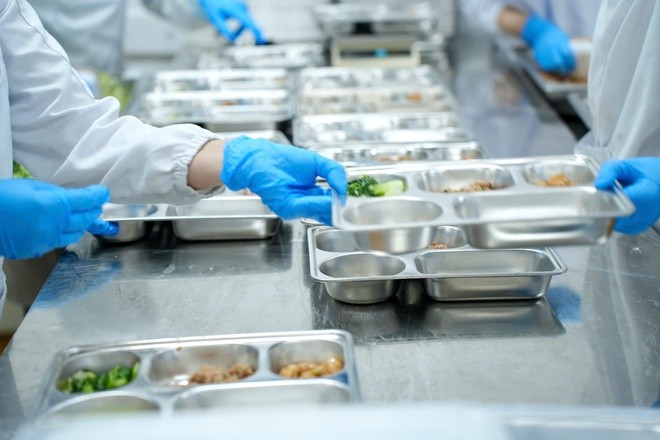 Đoàn kiểm tra liên ngành kiểm tra đột xuất tại Công ty cổ phần dịch vụ suất ăn Hàng không Việt Nam (VINACS) - đơn vị thí điểm cung cấp bữa ăn bán trú cho học sinh.