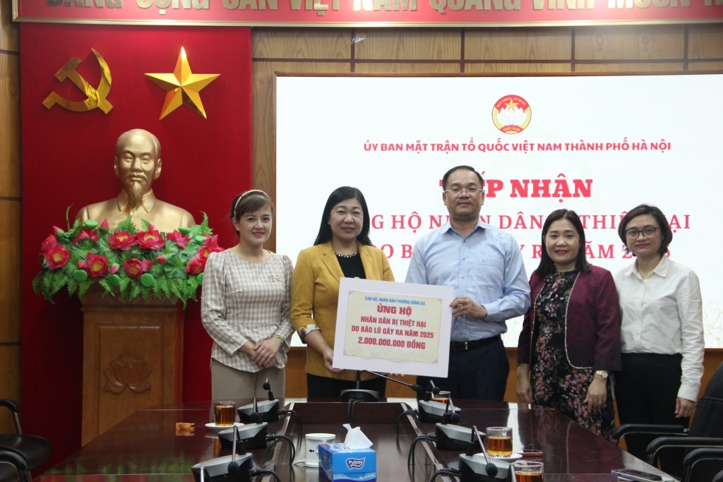 Chủ tịch Ủy ban MTTQ Việt Nam thành phố Hà Nội Nguyễn Lan Hương tiếp nhận ủng hộ của cán bộ, Nhân dân phường Đống Đa.