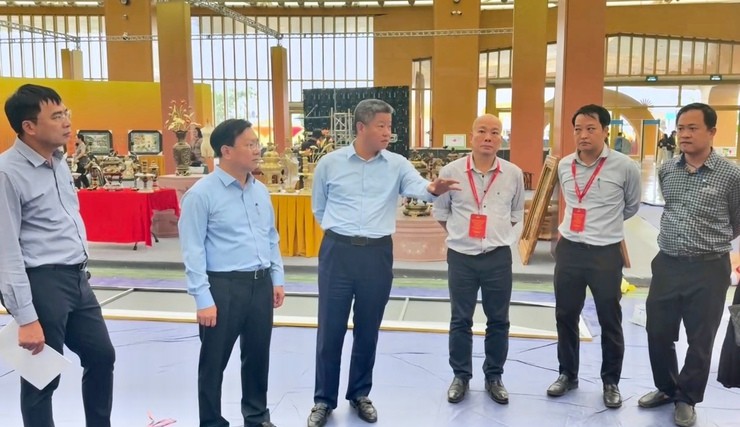 Ủy viên Ban Thường vụ Thành ủy, Phó Chủ tịch UBND Thành phố Nguyễn Mạnh Quyền kiểm tra tiến độ tổ chức Không gian quảng bá, giới thiệu sản phẩm công nghiệp - thương mại tiêu biểu Hà Nội 2025.