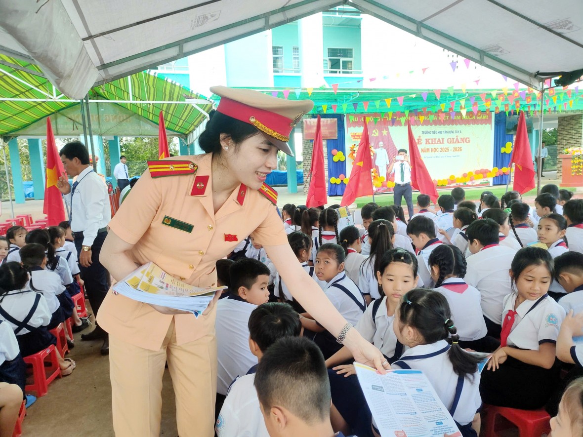 Nhiều giải pháp bảo đảm trật tự, an toàn giao thông ở Cà Mau Nhiều giải pháp bảo đảm trật tự, an toàn giao thông ở Cà Mau