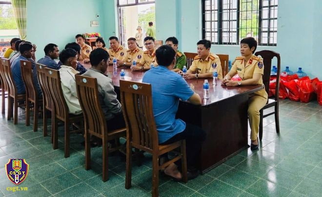 CSGT tổ chức khảo sát nhận thức pháp luật về TTATGT. (Ảnh: Cục ATGT)