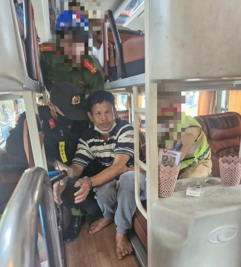 Nghi phạm Mai Xuân Tùng bị bắt trên xe khách. Ảnh: C.A