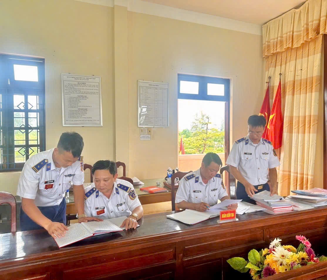 BTL Vùng Cảnh sát biển 4 kiểm tra kết quả xây dựng đơn vị vững mạnh, toàn diện, mẫu mực, tiêu biểu tại Hải đoàn 42
