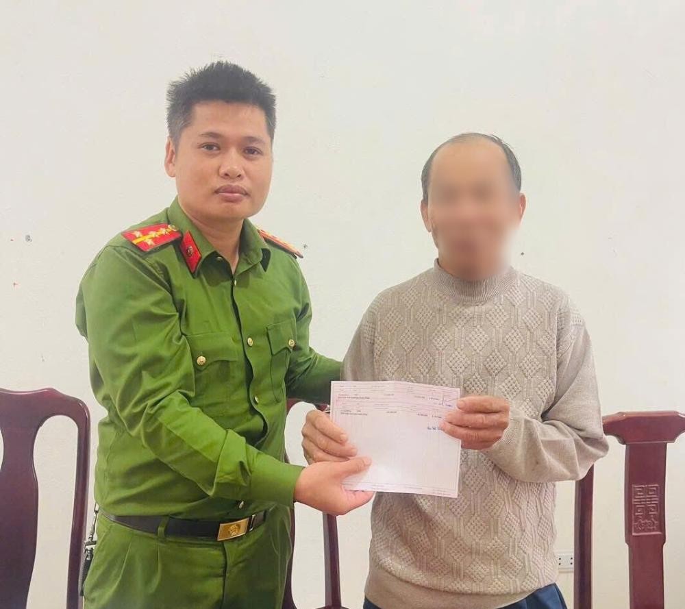 Công an ngăn chặn kịp thời ông V.Đ.X. rút tiền chuyển cho đối tượng lừa đảo - Ảnh Công an Hà Tĩnh.
