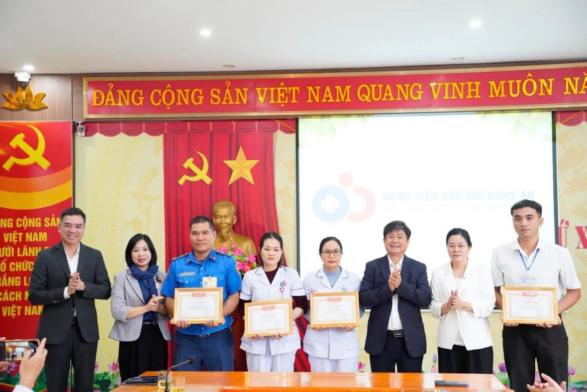 Giám đốc Sở Y tế tặng giấy khen cho các nhân viên Y tế có hành động dũng cảm.