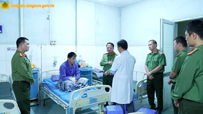 Đoàn công tác của Công an tỉnh và lãnh đạo Trung tâm Y tế xã Chi Lăng thăm khám, động viên cán bộ Công an xã đang điều trị tại Trung tâm Y tế xã Chi Lăng. Ảnh Công an Lạng Sơn