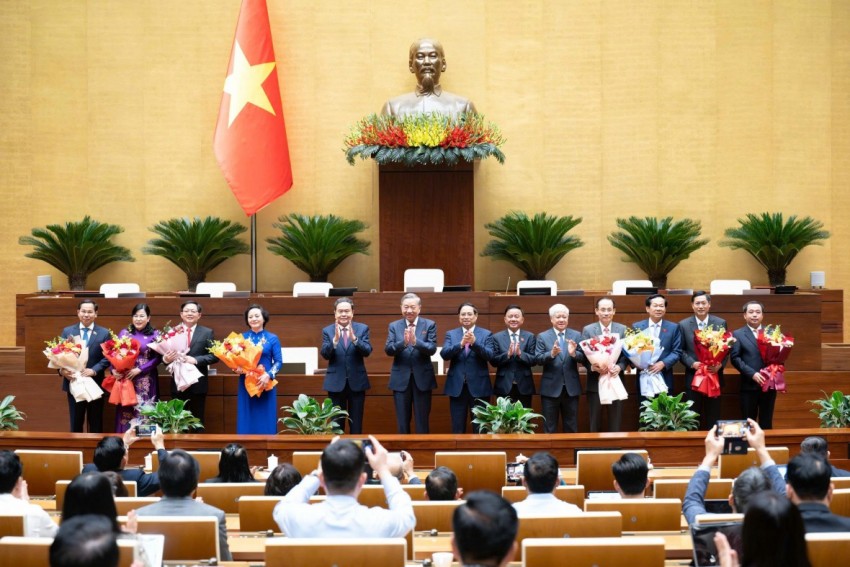 Tổng Bí thư Tô Lâm, Thủ tướng Phạm Minh Chính, Chủ tịch Quốc hội Trần Thanh Mẫn và các đồng chí lãnh đạo Đảng, Nhà nước tặng hoa chúc mừng các Phó Thủ tướng, Bộ trưởng và các Chủ nhiệm Ủy ban của Quốc hội. (Ảnh: Cao Hoàng) Tổng Bí thư Tô Lâm, Thủ tướng Phạm Minh Chính, Chủ tịch Quốc hội Trần Thanh Mẫn và các đồng chí lãnh đạo Đảng, Nhà nước tặng hoa chúc mừng các Phó Thủ tướng, Bộ trưởng và các Chủ nhiệm Ủy ban của Quốc hội. (Ảnh: Cao Hoàng)