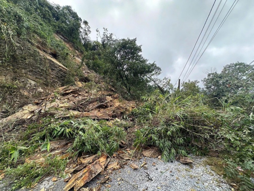 Sạt lở núi đá, vùi lấp toàn bộ tuyến đường lên vùng Cao nguyên đá