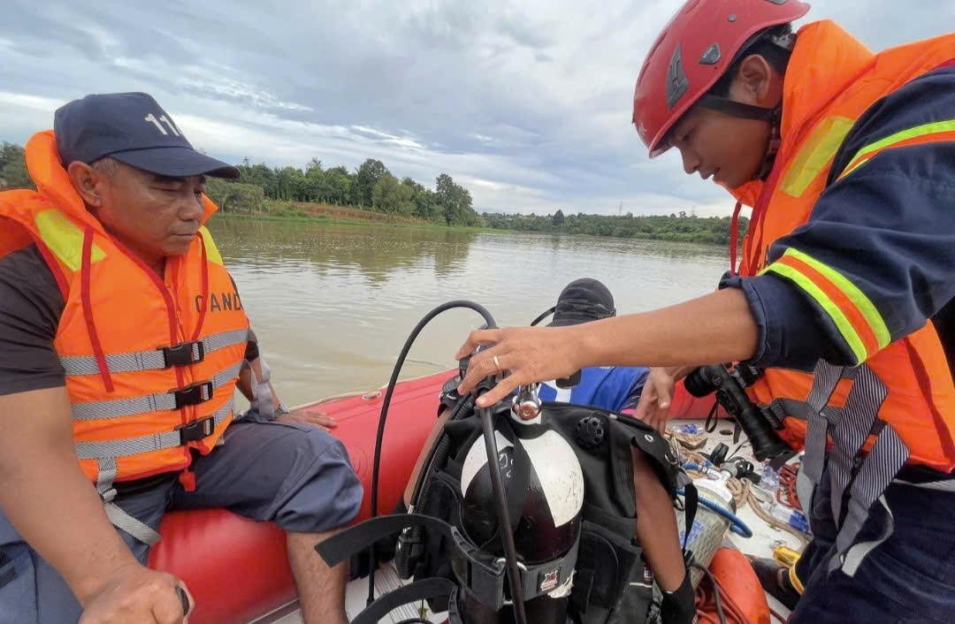 Thi thể nạn nhân được tìm thấy sau gần 2 ngày mất tích. Ảnh: Cắt từ clip